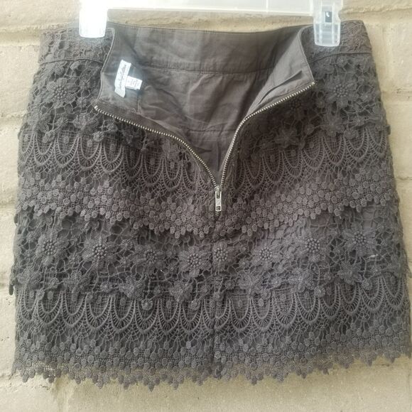 American Eagle Outfitter crochet lace skirt. Sz 8 - Picture 5 of 7